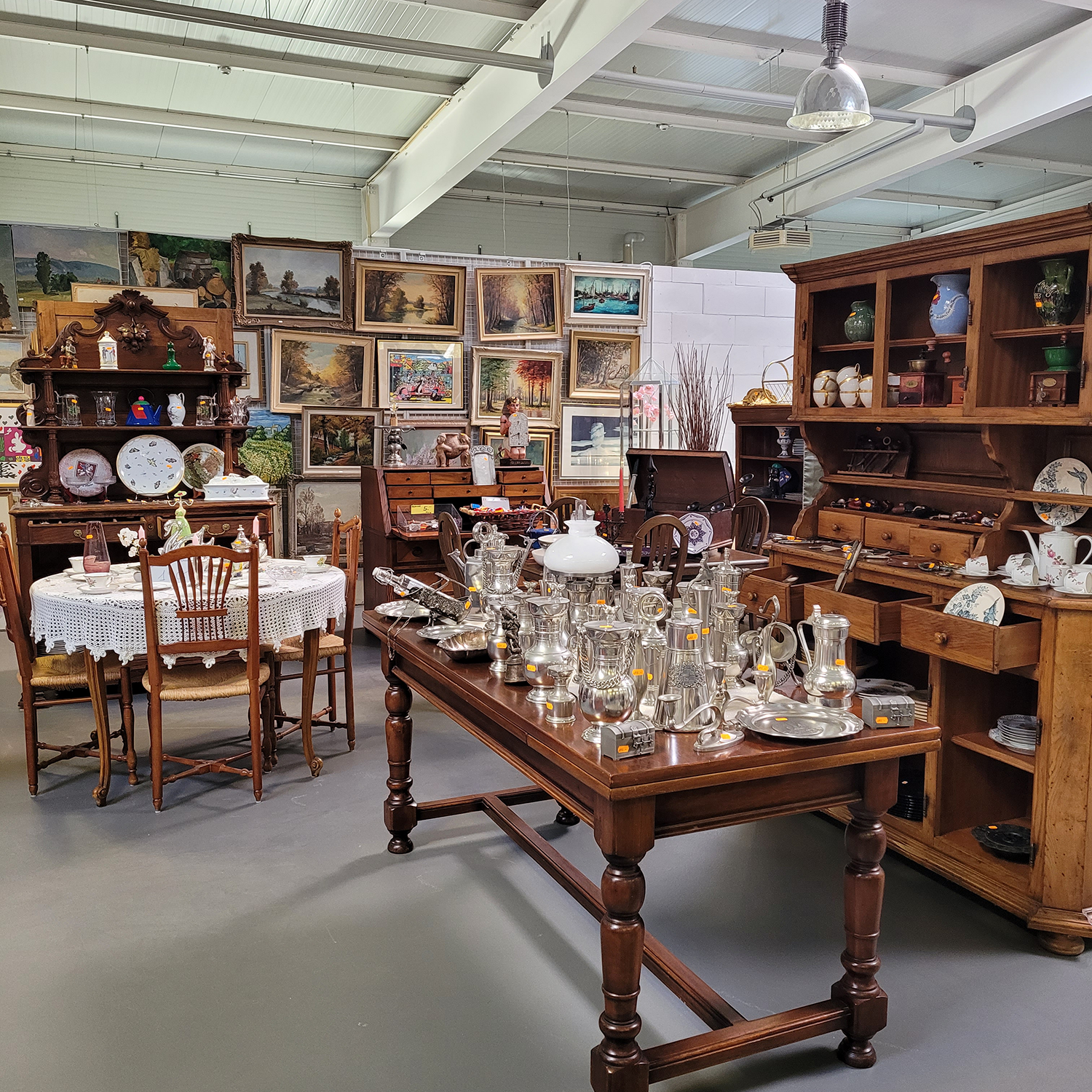 Divers objets de décoration et pièces d'argenterie élégantes sur une table décod’occasionGenève articlesdemaisond’occasion brocanteGenève secondevieobjetsGenève achatsolidaireGenève boutiquesecondemainGenève décorationvintageGenève donnerobjetsGenève cadeausolidaireGenève RenfileGenève