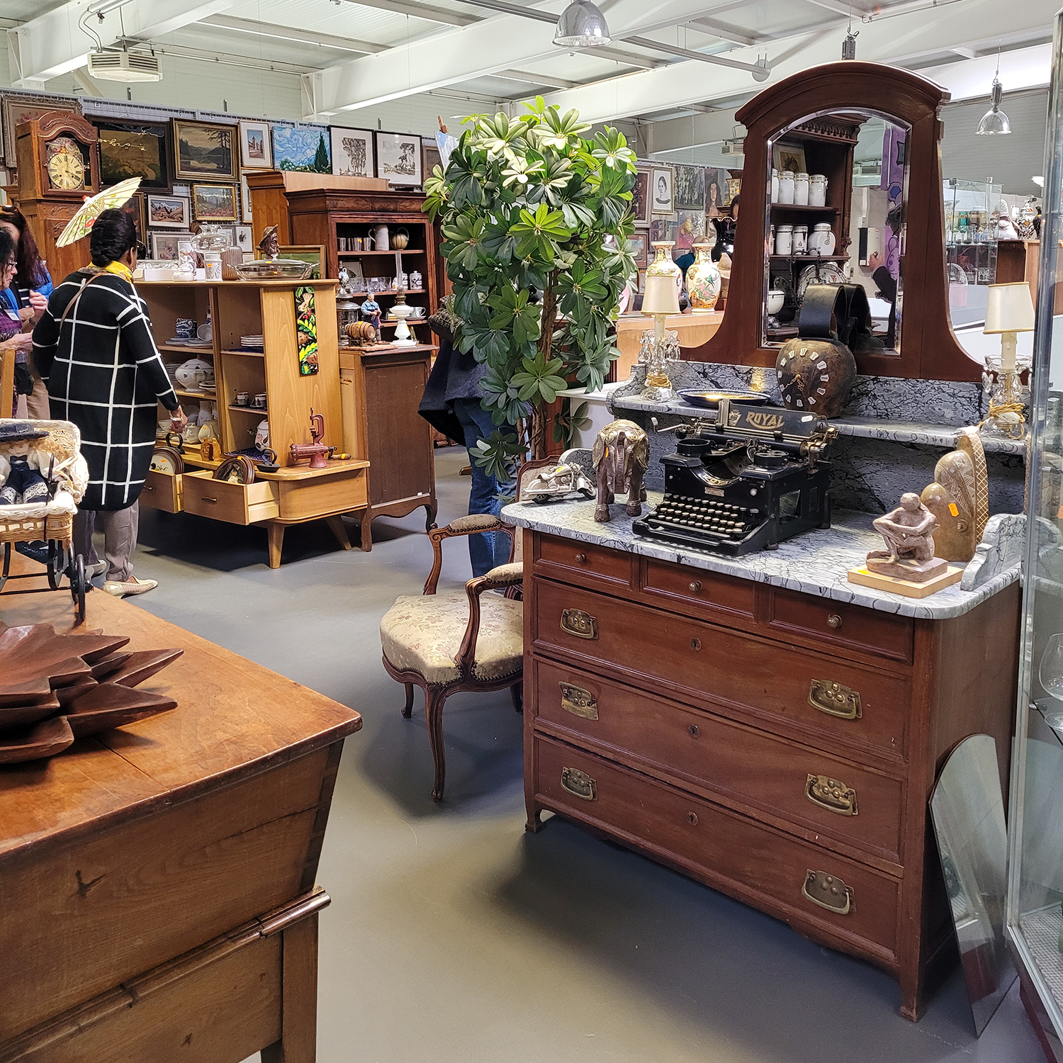 Intérieur de la boutique avec de nombreux objets de décoration anciens décorationvintageGenève articlesdemaisond’occasion brocanteGenève secondevieobjetsGenève achatsolidaireGenève boutiquesecondemainGenève donnerobjetsGenève décod’occasionGenève cadeausolidaireGenève RenfileGenève