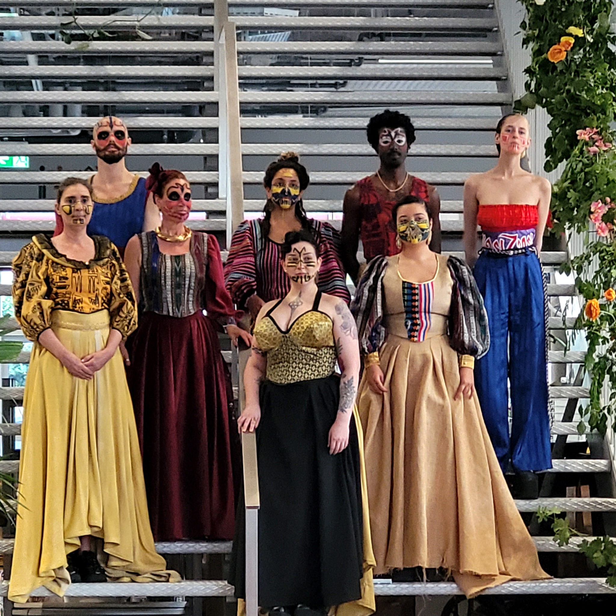 Photo de groupe avec six femmes et deux hommes en costumes et visages maquillés vêtementssecondemainGenève secondevievêtementsGenève économiecirculaireGenève achatsolidaireGenève boutiquesecondemainGenève friperieGenève donnervêtementsGenève donsolidaireGenève magasinvintageGenève RenfileGenève