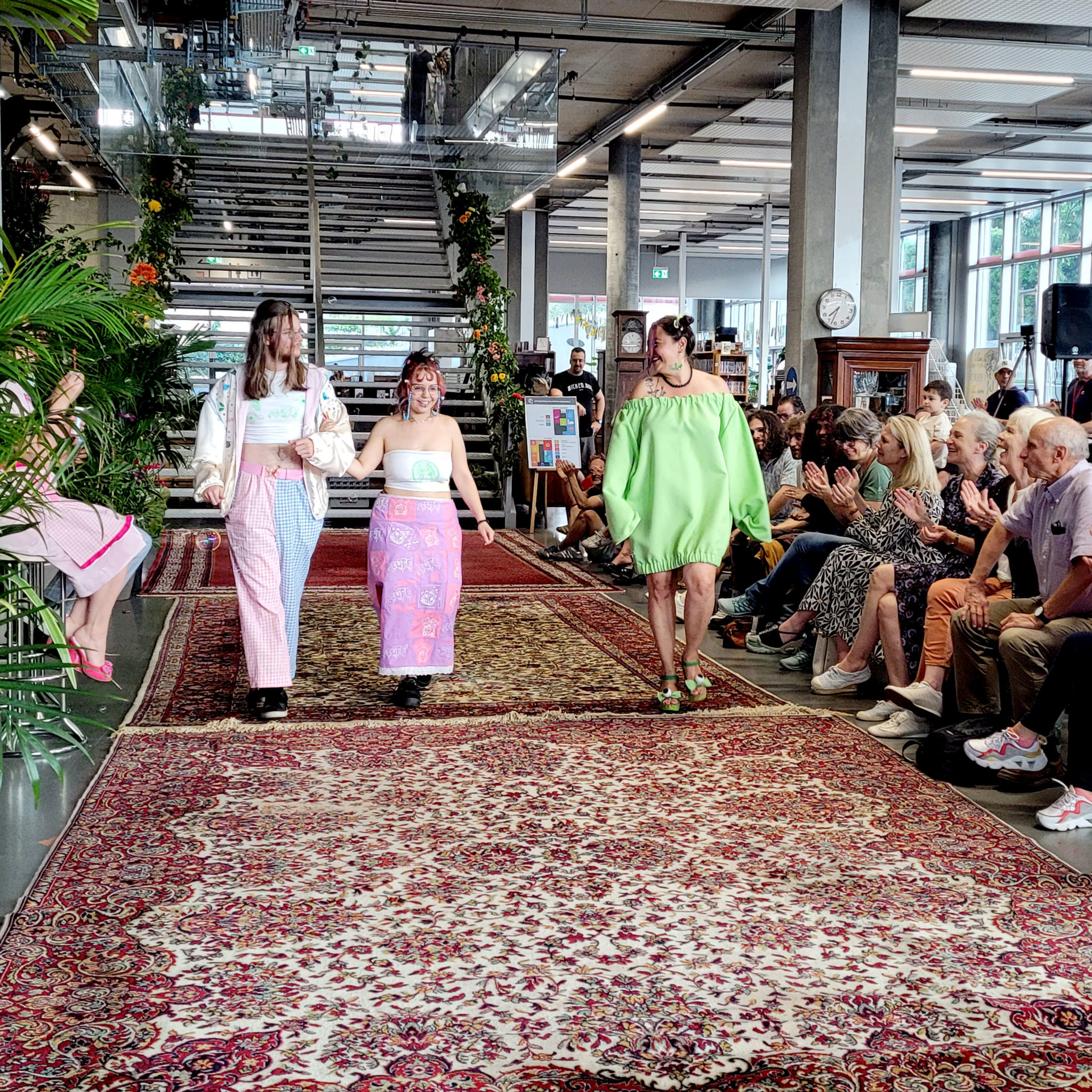 Trio de looks inspirants pour une mode éthique et accessible. économiecirculaireGenève secondevievêtementsGenève secondevieobjetsGenève consommationresponsableGenève achatsolidaireGenève donsolidaireGenève boutiquesecondemainGenève donnervêtementsGenève donnerobjetsGenève RenfileGenève