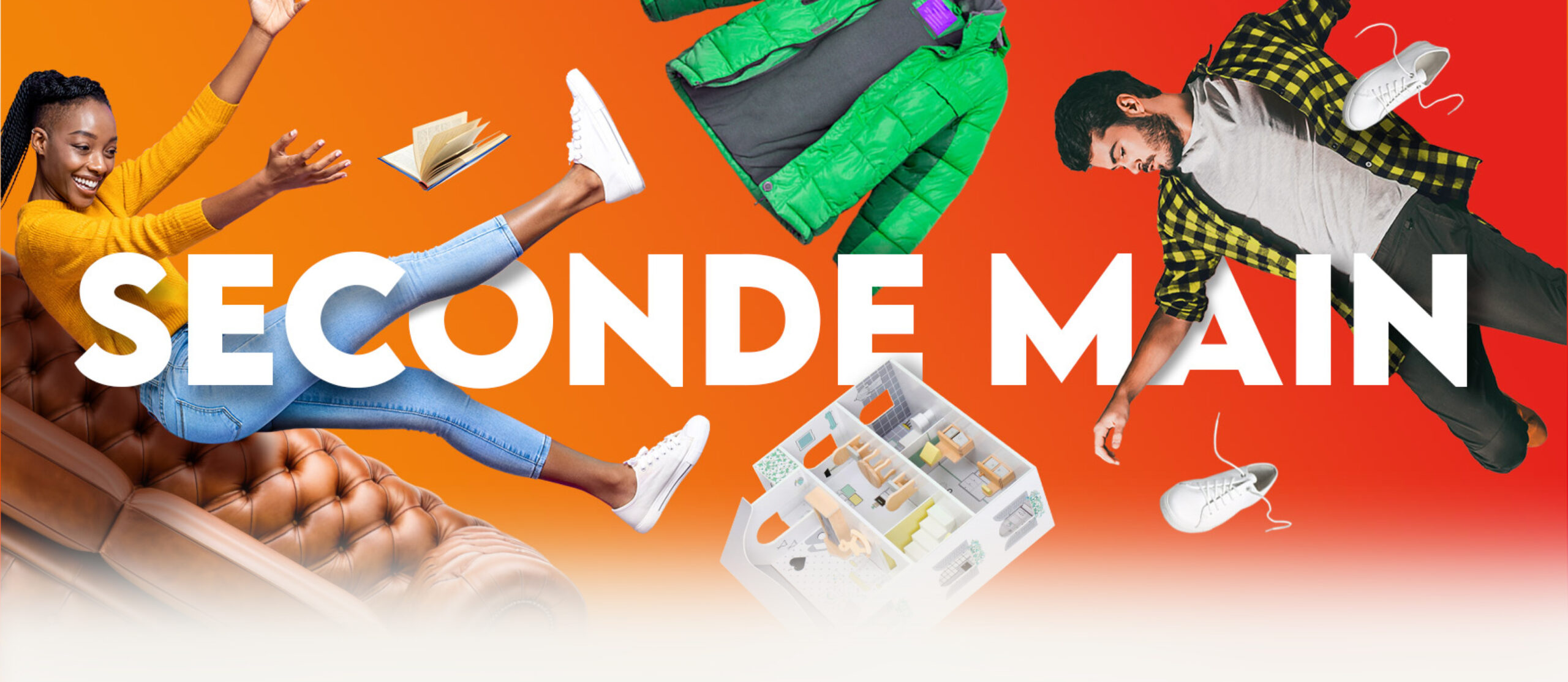 Homme et femme avec veste verte assis sur un canapé en cuir près d'une maquette de maison et de livres avec l'inscription "Seconde main" économie circulaire Genève donner objets d’occasion brocante Genève articles de maison d’occasion réduire gaspillage Genève magasin seconde main Genève mobilier pas cher Genève consommation responsable Genève seconde vie objets Genève boutique seconde main Genève