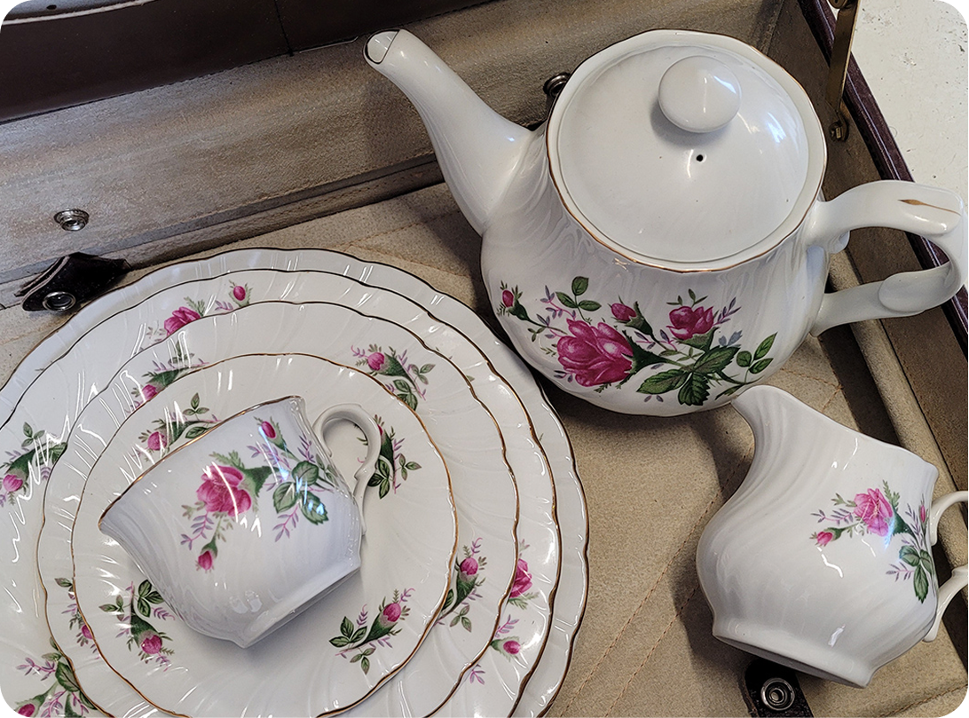 Service à thé en porcelaine avec théière et tasses articles de maison d’occasion déco d’occasion Genève brocante Genève seconde vie objets Genève achat solidaire Genève donner objets d’occasion consommation responsable Genève magasin vintage Genève boutique seconde main Genève économie circulaire Genève