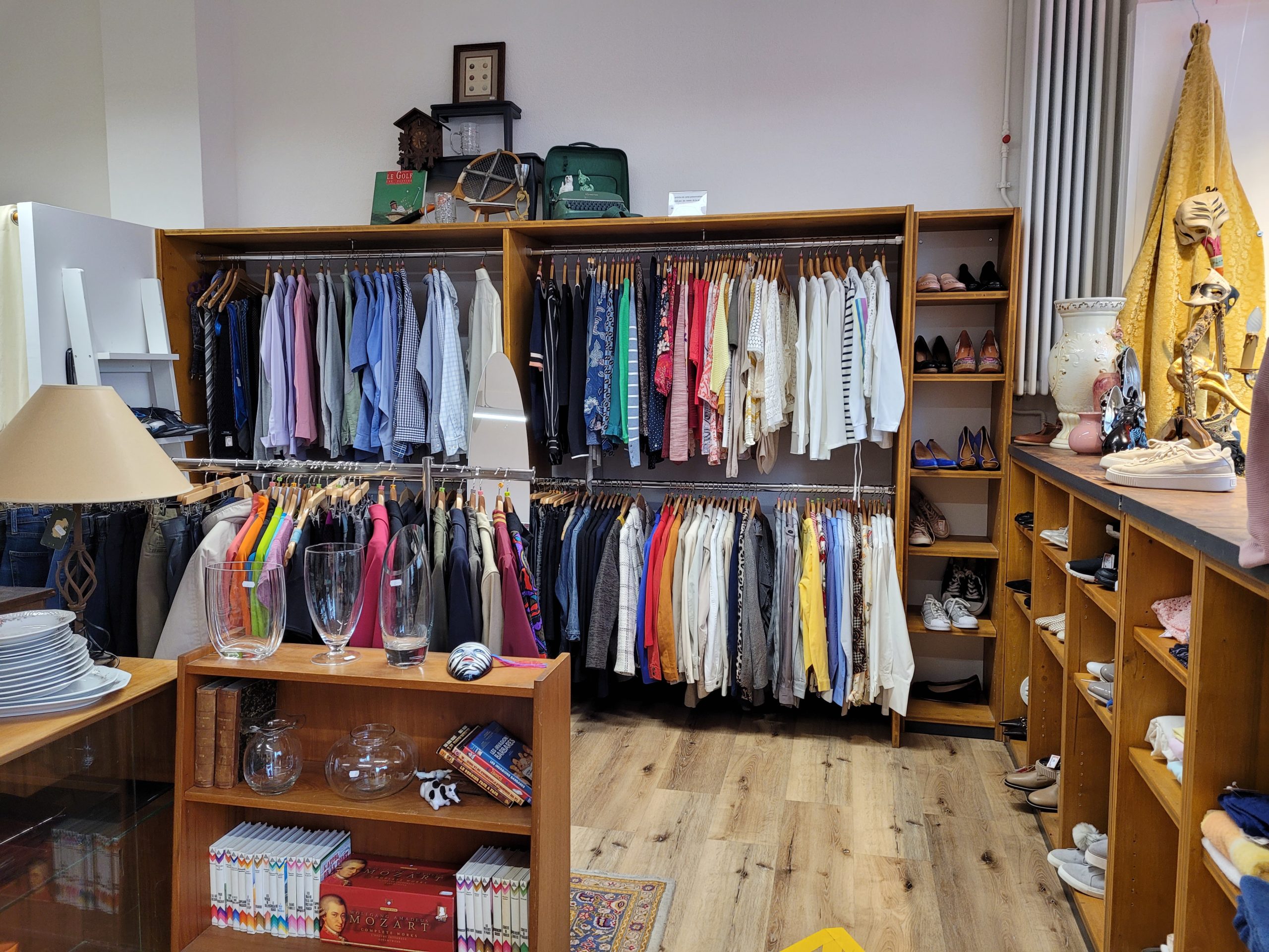Rayonnages de vêtements soigneusement sélectionnés à l'intérieur de la boutique vêtementssecondemainGenève friperieGenève boutiquesecondemainGenève magasinvintageGenève donnervêtementsGenève achatsolidaireGenève modedurableGenève secondevievêtementsGenève économiecirculaireGenève donsolidaireGenève