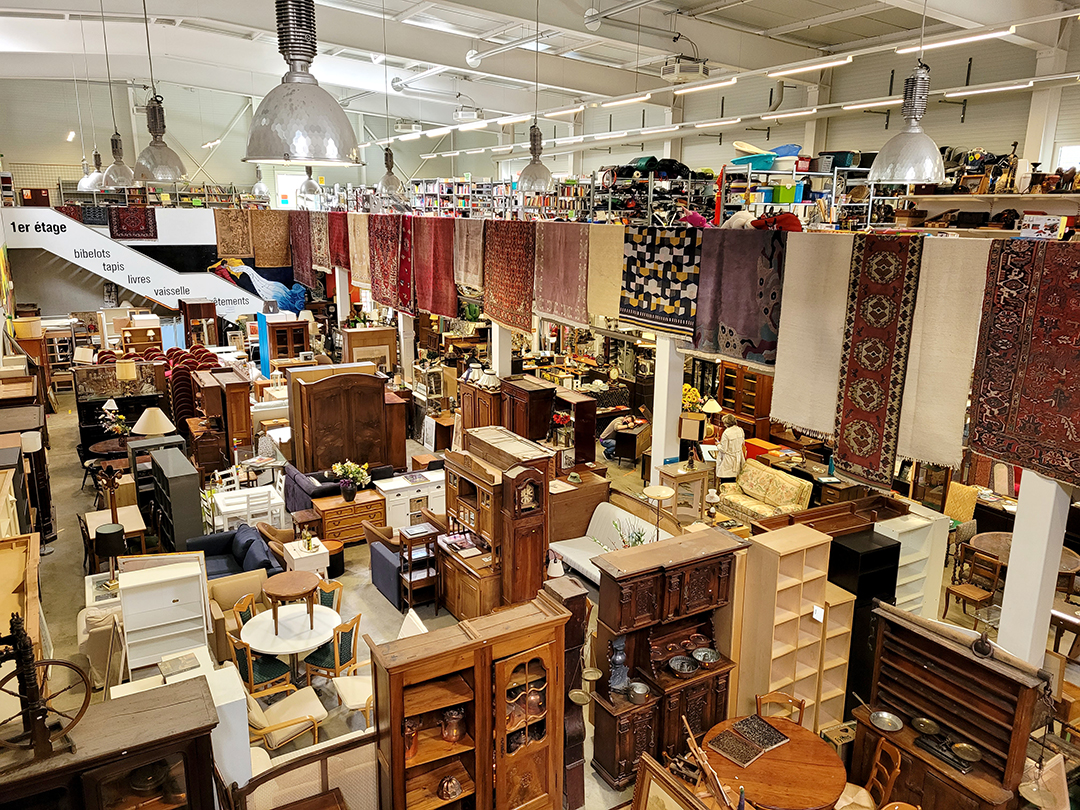 Vue aérienne de la brocante Renfile brocanteGenève meublesd’occasionGenève articlesdemaisond’occasion secondevieobjetsGenève achatsolidaireGenève boutiquesecondemainGenève donnerobjetsGenève décorationvintageGenève cadeausolidaireGenève RenfileGenève
