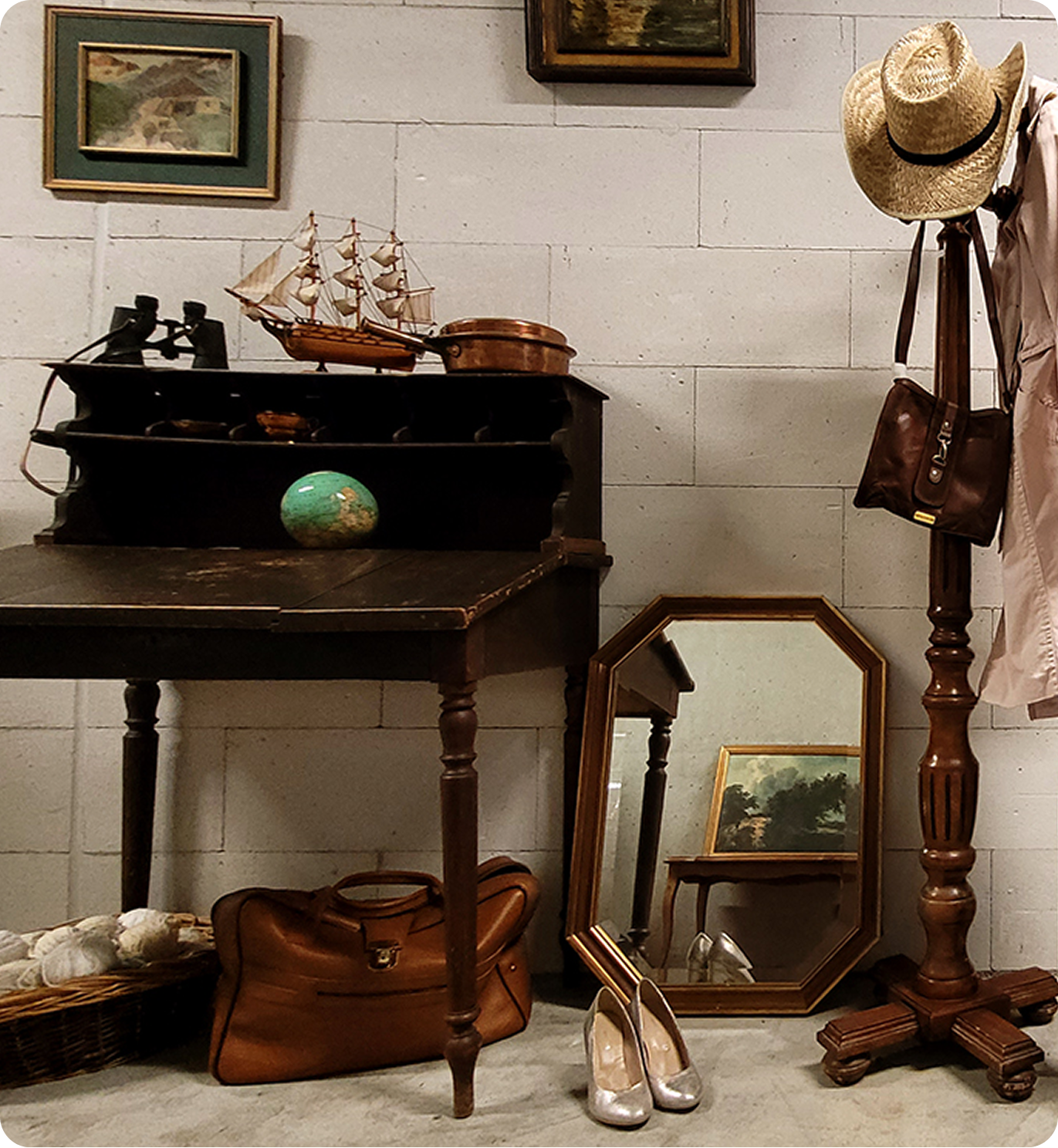 Bureau avec miroir posé au sol à côté d'un porte-manteau, tableau et objets de décoration meubles d’occasion Genève déco d’occasion Genève brocante meubles Genève articles de maison d’occasion magasin vintage Genève boutique seconde main Genève mobilier pas cher Genève meubles anciens Genève achat meubles seconde main reprise meubles d’occasion