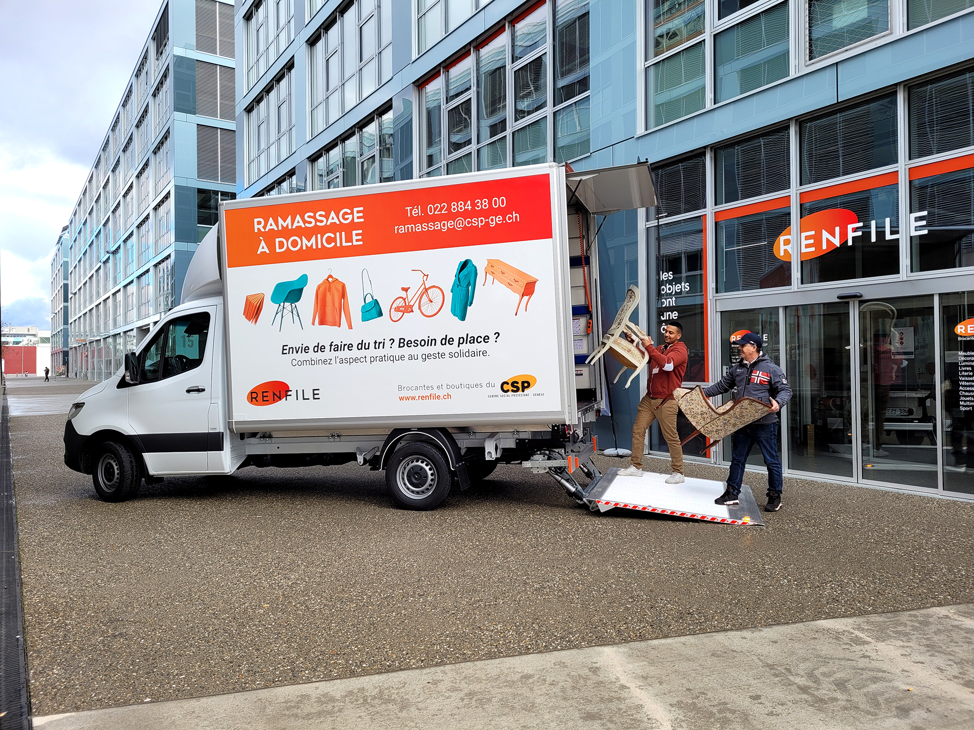 Deux employés chargeant des meubles dans un camion meublesd’occasionGenève brocanteGenève achatsolidaireGenève secondevieobjetsGenève boutiquesecondemainGenève donnermeublesGenève économiecirculaireGenève équipementsmaisonGenève aménagementintérieurGenève RenfileGenève