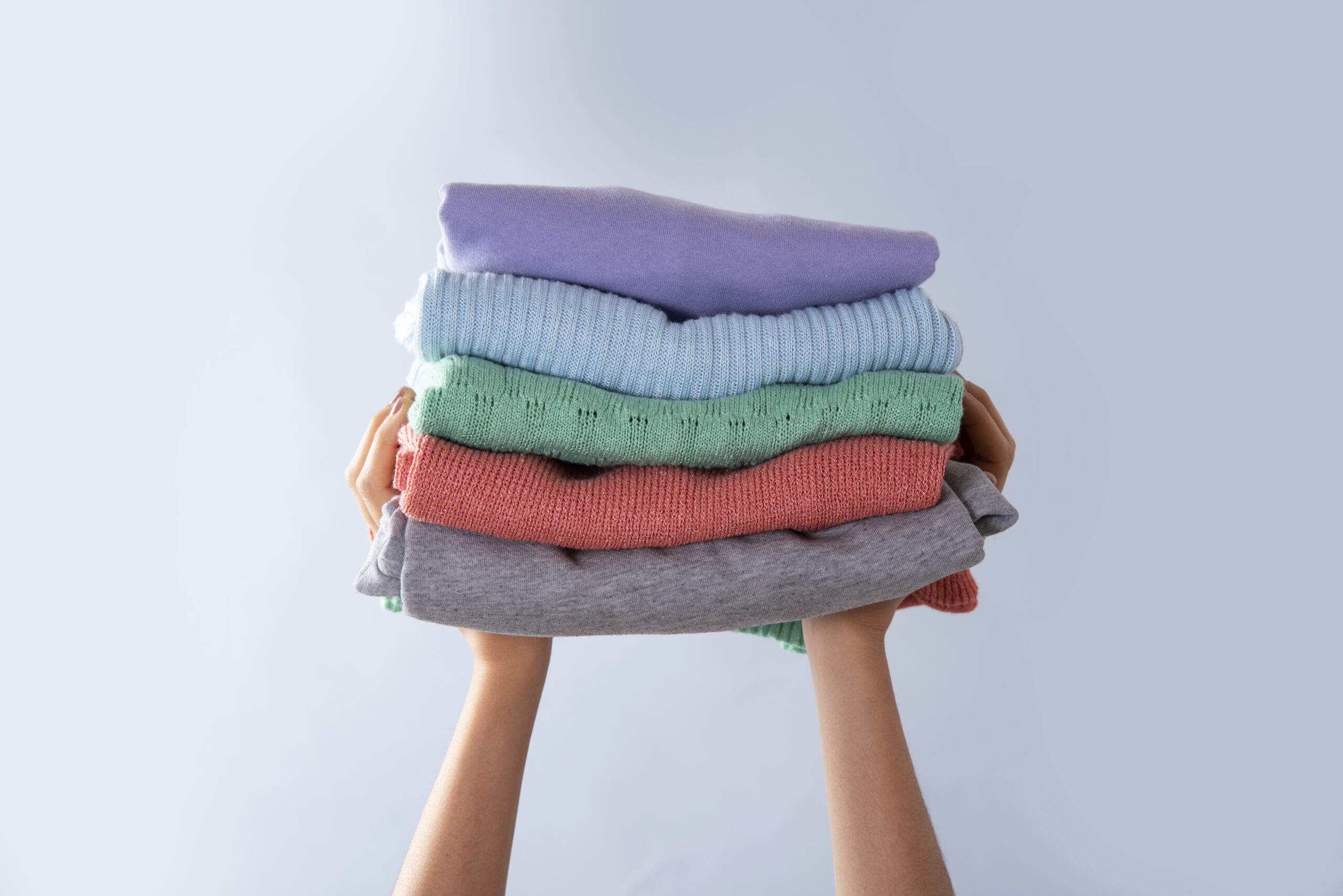 Pile de vêtements vêtementssecondemainGenève donnervêtementsGenève collectevêtementsGenève achatsolidaireGenève économiecirculaireGenève secondevievêtementsGenève boutiquesecondemainGenève friperieGenève donsolidaireGenève RenfileGenève
